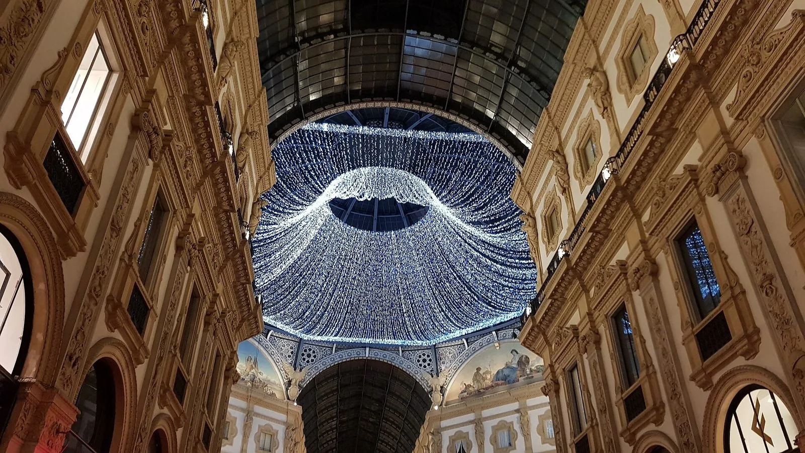 Luminarie natalizie a cascata sotto la cupola di vetro della Galleria Vittorio Emanuele II a Milano