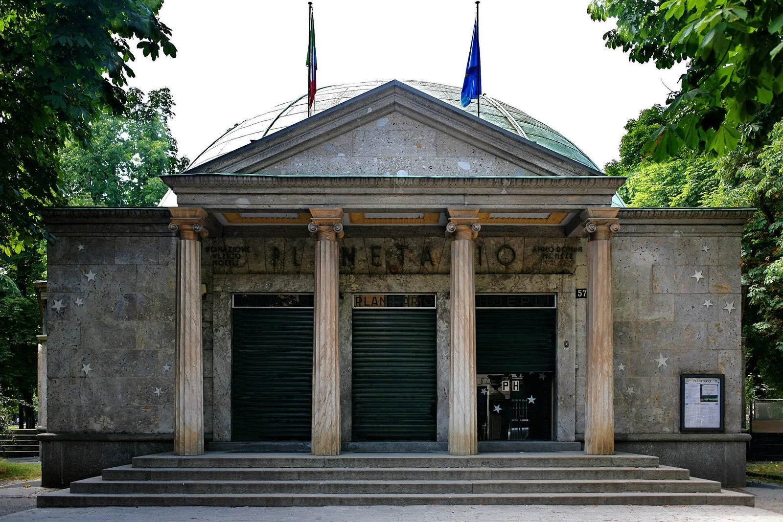 Facciata del Civico Planetario Ulrico Hoepli con colonne e cupola, tra gli alberi dei Giardini Montanelli