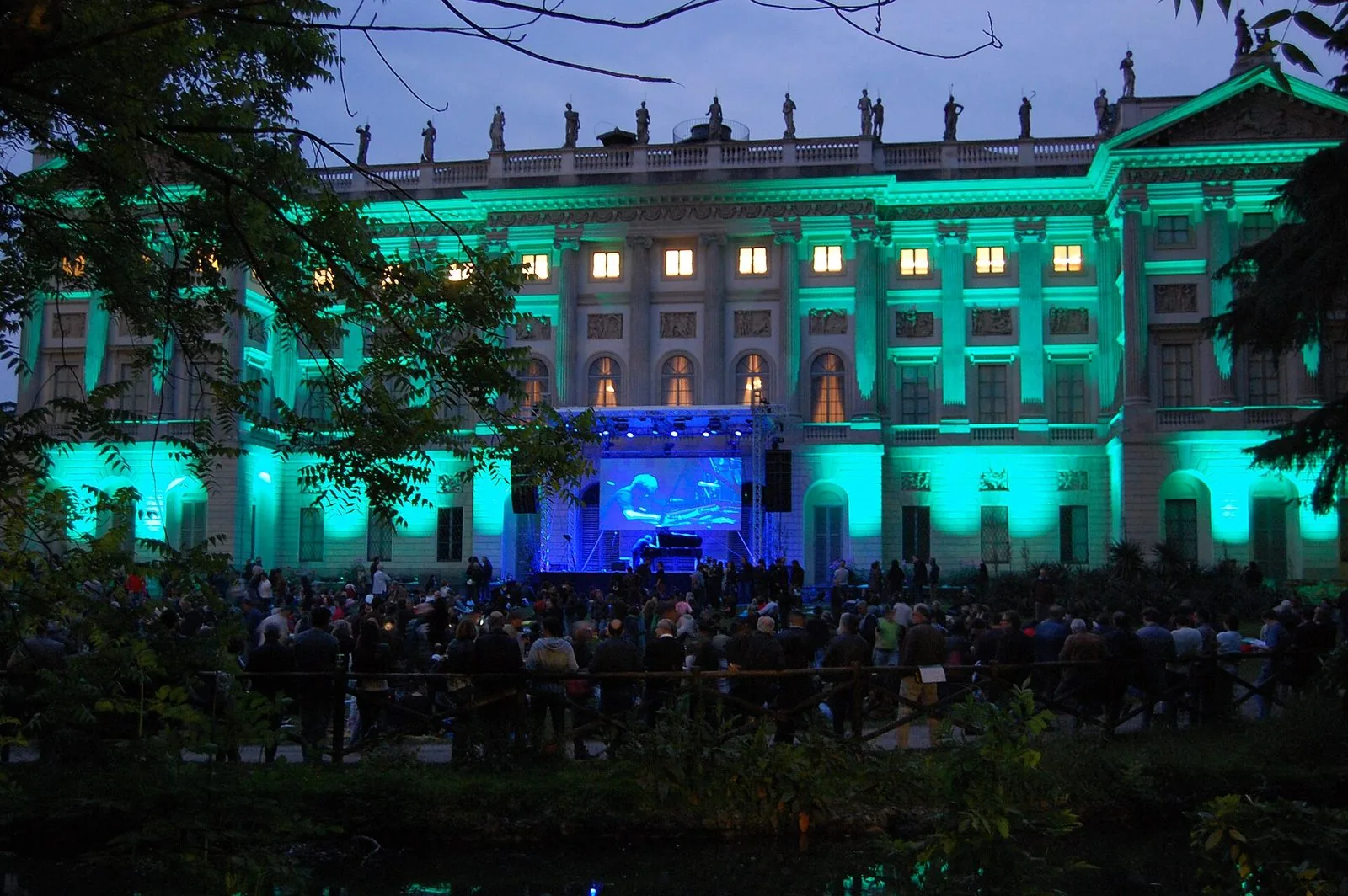 Concerto serale di Piano City nel giardino della Villa Reale di Milano, con la facciata illuminata